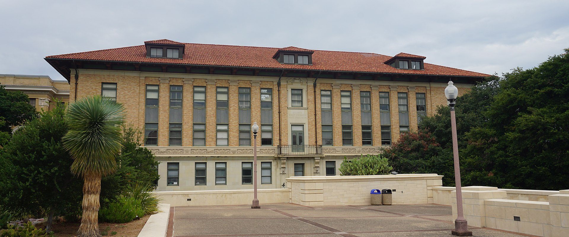 University of Texas at Austin August 2019 08 (Will C. Hogg Building)